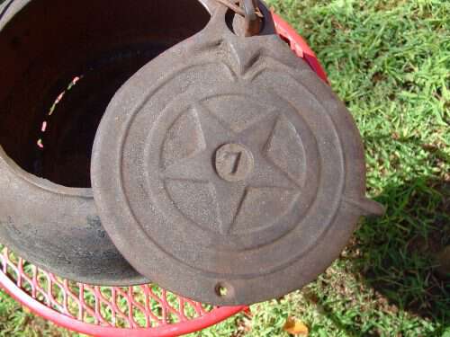 VINTAGE CAST IRON #8 TEA KETTLE W/ LID