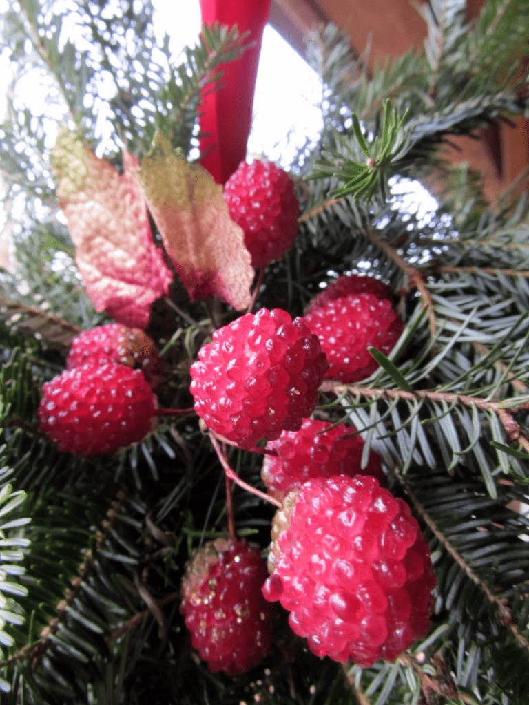 Making a christmas ball from things around the house