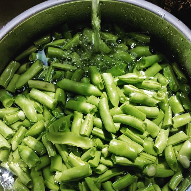 greenbeans under running water