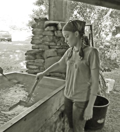 girls skimming syrup