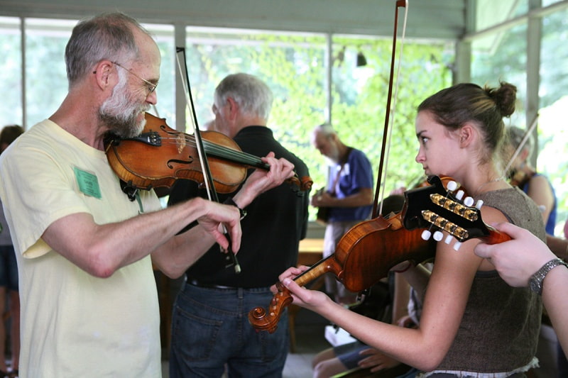 Katie and David Kaynor playing fiddle