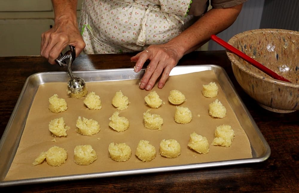 small mounds of minced garlic